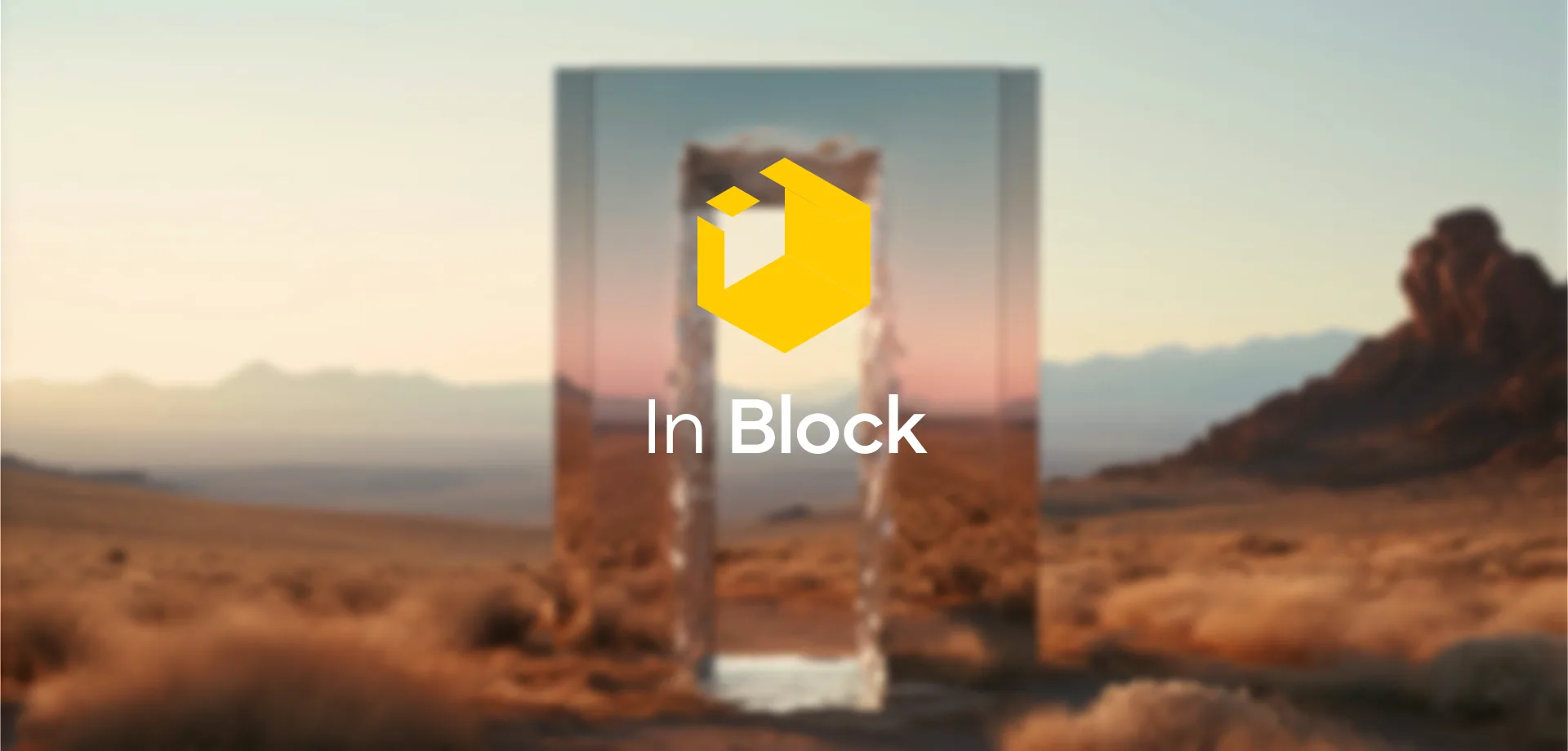 Un portal de vidrio con el isotipo de In Block en medio de la estepa patagónica al atardecer
